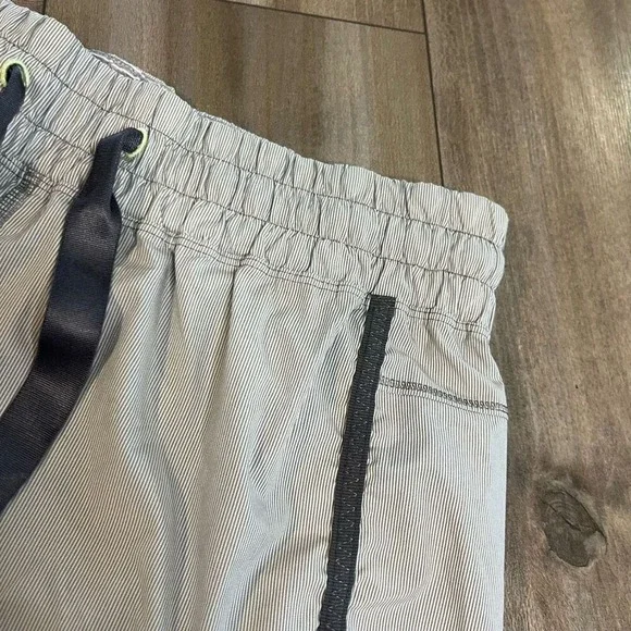 Lululemon Black Pattern Athletic Workout Shorts Women 6 Bin M-70 - Picture 2 of 5